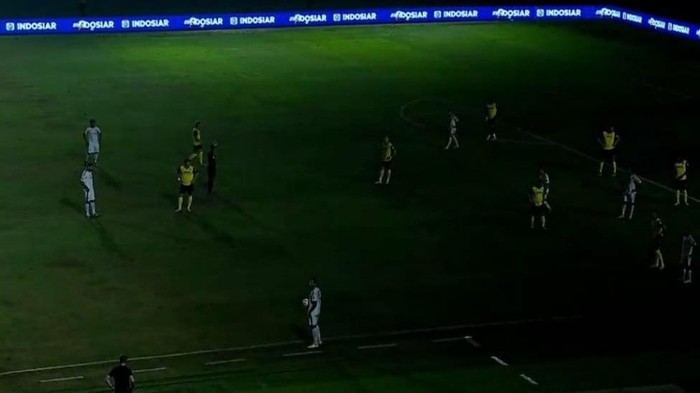 Lampu Stadion Si Jalak Harupat padam di laga Arema vs Oxford