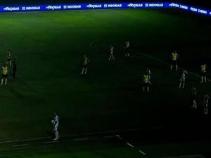 Lampu Stadion Si Jalak Harupat Padam, Laga Arema vs Oxford Dihentikan