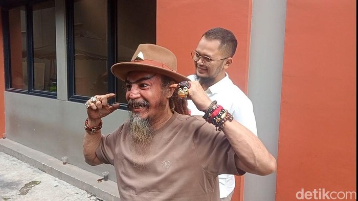 Limbad menunjukkan gigi taringnya yang justru terlihat jenaka.