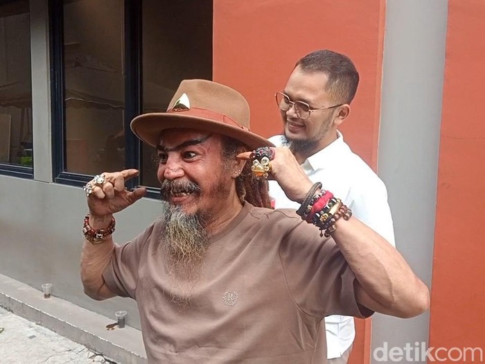 Limbad menunjukkan gigi taringnya yang justru terlihat jenaka.