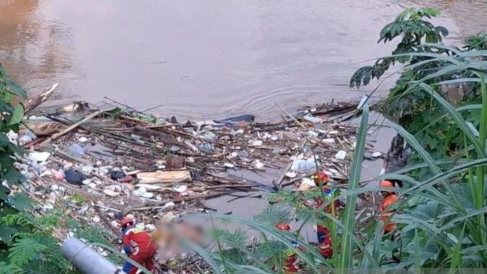 Mayat dalam kondisi tanpa kepala ditemukan di Kali Ciliwung Pancoran, Jakarta Selatan (Jaksel). Mayat itu ditemukan warga yang sedang memancing. (ANTARA/Luthfia MP)