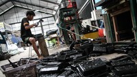 Pekerja membersihkan paving block berbahan dasar sampah plastik yang sudah dicetak di pusat daur ulang sampah, Palangka Raya, Kalimantan Tengah, Kamis (10/7/2025). Pusat daur ulang ini mampu produksi hingga 150 buah paving block daur ulang per hari. Foto: ANTARA FOTO/Auliya Rahman