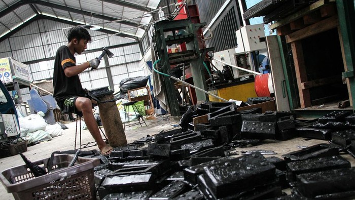 Melihat Sampah Plastik Disulap Jadi Paving Block Bernilai Jual Pekerja membersihkan paving block berbahan dasar sampah plastik yang sudah dicetak di pusat daur ulang sampah, Palangka Raya, Kalimantan Tengah, Kamis (10/7/2025). Produksi paving block dari sampah plastik yang mampu menghasilkan hingga 150 buah dan dijual satuannya seharga Rp3 ribu itu merupakan salah satu upaya untuk mengatasi permasalahan sampah plastik di Palangka Raya. ANTARA FOTO/Auliya Rahman/bar