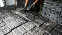 Tumpukan paving block berbahan plastik siap dijual. Setiap buah dihargai Rp3 ribu. Foto: ANTARA FOTO/Auliya Rahman