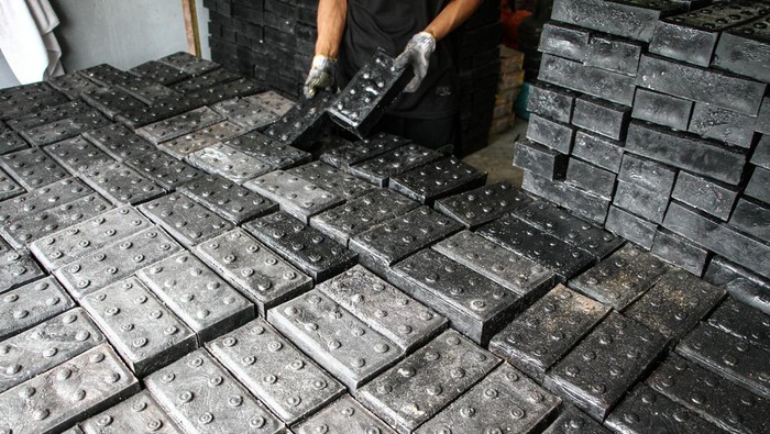 Melihat Sampah Plastik Disulap Jadi Paving Block Bernilai Jual Pekerja membersihkan paving block berbahan dasar sampah plastik yang sudah dicetak di pusat daur ulang sampah, Palangka Raya, Kalimantan Tengah, Kamis (10/7/2025). Produksi paving block dari sampah plastik yang mampu menghasilkan hingga 150 buah dan dijual satuannya seharga Rp3 ribu itu merupakan salah satu upaya untuk mengatasi permasalahan sampah plastik di Palangka Raya. ANTARA FOTO/Auliya Rahman/bar