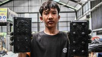 Pekerja menunjukan paving block berbahan dasar sampah plastik. Kegiatan ini merupakan salah satu upaya untuk mengatasi permasalahan sampah plastik di Palangka Raya. Foto: ANTARA FOTO/Auliya Rahman