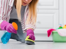 Lantai Dapur Licin dan Lengket? Begini Cara Ampuh Bersihkannya