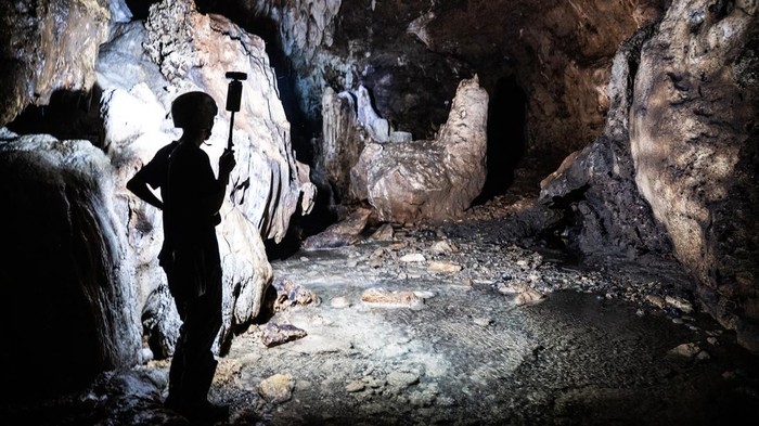 Menelusuri Gua Petruk Kebumen, Situs Karst Purba yang Mendunia Petugas menunjukkan stalaktit dan stalagmit di dalam situs geologi Gua Petruk, Desa Candirenggo, Kecamatan Ayah, Kebumen, Jawa Tengah, Kamis (10/7/2025). Gua yang merupakan bagian dari Geopark Kebumen itu resmi diakui sebagai UNESCO Global Geopark pada 2025 yang menyuguhkan keajaiban formasi karst dan sungai bawah tanah sebagai warisan geologi purba Indonesia. ANTARA FOTO/Aprillio Akbar/rwa.