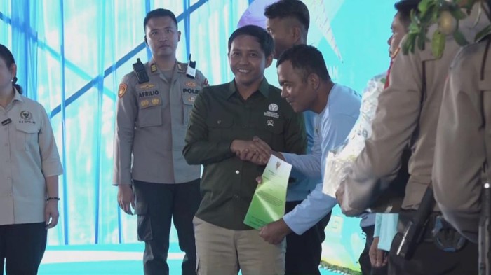 Menhut Serahkan Bantuan ke Kelompok Tani