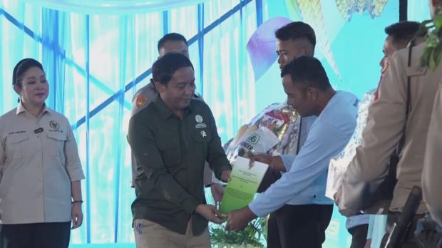 Menhut Serahkan Bantuan ke Kelompok Tani