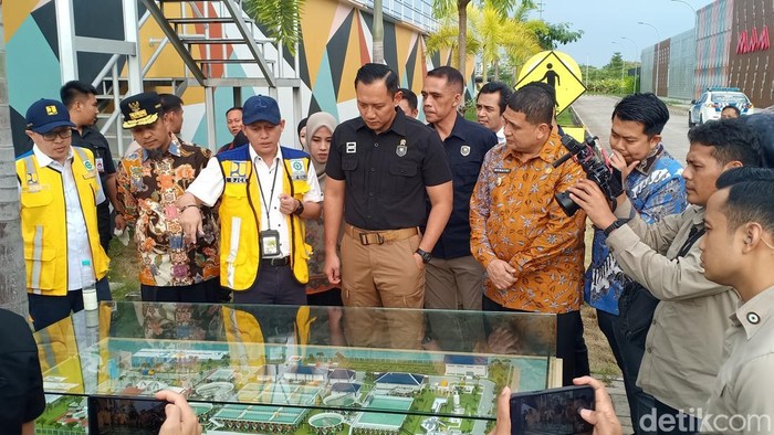 Menko Bidang Infrastruktur dan Pembangunan Kewilayahan, Agus Harimurti Yudhoyono (AHY) meninjau IPAL Losari di Makassar.