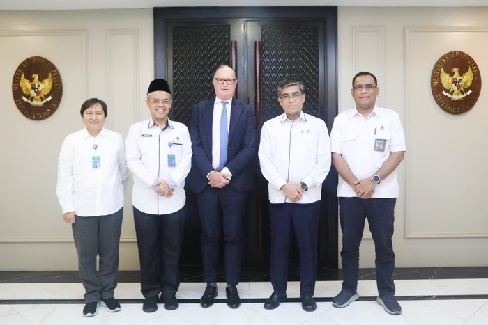 Menteri Ketenagakerjaan Yassierli saat menerima kunjungan Duta Besar Austria untuk Indonesia, H.E. Thomas Loidl di kantor Kemnaker, Jakarta, Rabu (9/7/2025).