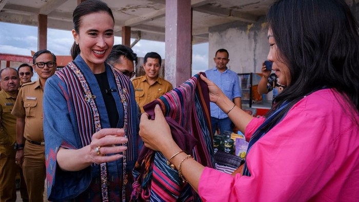 Menteri Pariwisata dan Ekonomi Kreatif, Widiyanti Putri Wardhana, saat di kunjungan di Kaldera Toba, Rabu (9/10/2025).