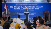 Agenda itu merupakan salah satu bentuk pemanfaatan potensi kekayaan alam dan budaya yang ada di kawasan Danau Toba sekaligus upaya untuk mengembalikan status Danau Toba masuk dalam UNESCO Global geopark. Saat ini, Kaldera Toba masuk daftar kartu kuning. (dok. Kemenpar)