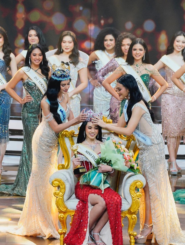 Saat dinobatkan menjadi ratu kecantikan, Audrey Bianca dimahkotai oleh Miss World 2025, Opal Suchata dan Miss Indonesia 2024, Monica Kezia Sembiring. Foto: Instagram