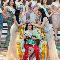 Saat dinobatkan menjadi ratu kecantikan, Audrey Bianca dimahkotai oleh Miss World 2025, Opal Suchata dan Miss Indonesia 2024, Monica Kezia Sembiring. Foto: Instagram