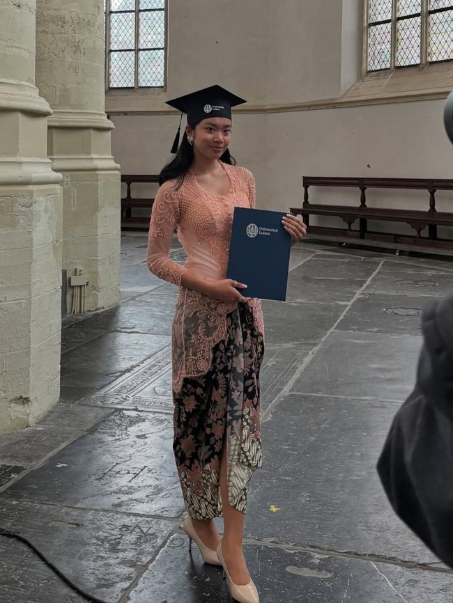 Selain modeling, Audrey dikagumi karena latar belakang pendidikannya. Wanita tersebut menimba ilmu di Universitas Leiden Belanda jurusan Ilmu Politik yang baru lulus tahun lalu. Foto: Instagram