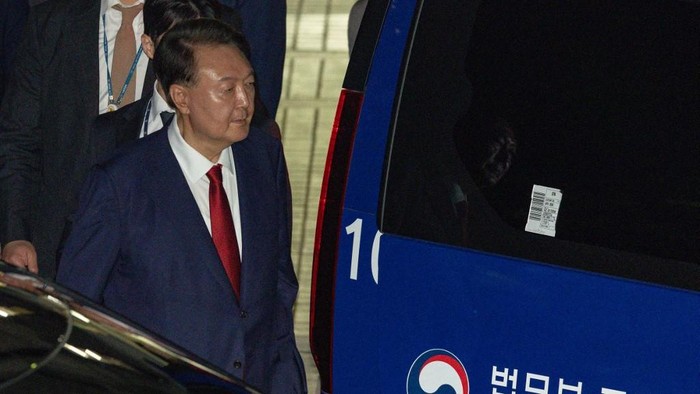 South Koreas former president Yoon Suk Yeol leaves the Seoul Central District Court in Seoul on July 9, 2025, before being driven to the Seoul Detention Center in Uiwang. A South Korean court early on July 10 approved a fresh arrest warrant for disgraced former president Yoon and placed him in custody, days after special investigators renewed efforts to detain him over his failed martial law bid. (Photo by YONHAP / AFP) / - South Korea OUT / NO ARCHIVES -  RESTRICTED TO SUBSCRIPTION USE