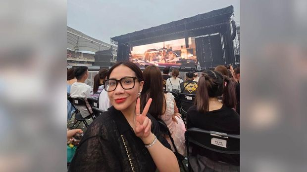 Nagita Slavina menonton konser Blackpink di Korea Selatan. (Instagram/raffinagita1717)