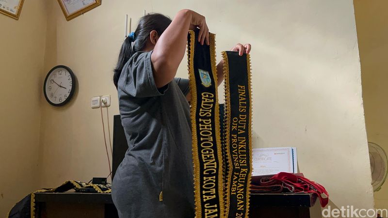 Neni, bibi Misri, menunjukkan samir dan sertifikat prestasi Misri, sosok wanita tersangka kematian Brigadir Nurhadi