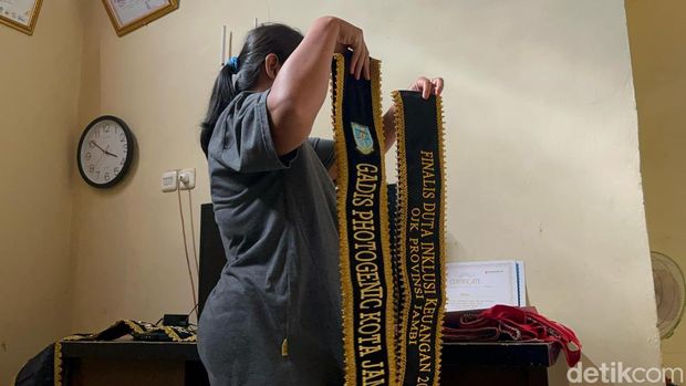 Neni, bibi Misri, menunjukkan samir dan sertifikat prestasi Misri, sosok wanita tersangka kematian Brigadir Nurhadi