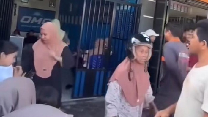 Nasabah OMC di Sulteng menggeruduk kantor cabang karena tidak bisa menarik uang dari aplikasi. OJK laporkan OMC sebagai ilegal.