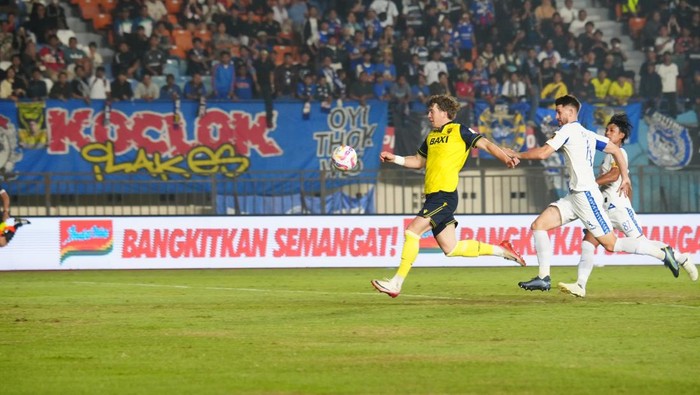 Pemain Oxford United Ole Romeny saat mencetak gol ke gawang Arema FC di Piala Presiden 2025.