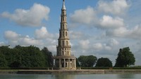 Pagoda Chanteloup, Prancis, menjulang di hutan Amboise, pagoda bergaya Tiongkok ini dibangun Adipati Choiseul pada 1775. Meski kastil tempatnya berdiri telah lama hilang, pagoda tujuh lantai ini tetap kokoh sebagai monumen persahabatan dan keunikan arsitektur eksotis di tengah Eropa. Dok. Boredpanda