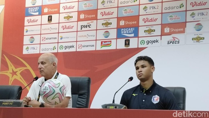 Pelatih dan pemain Port FC