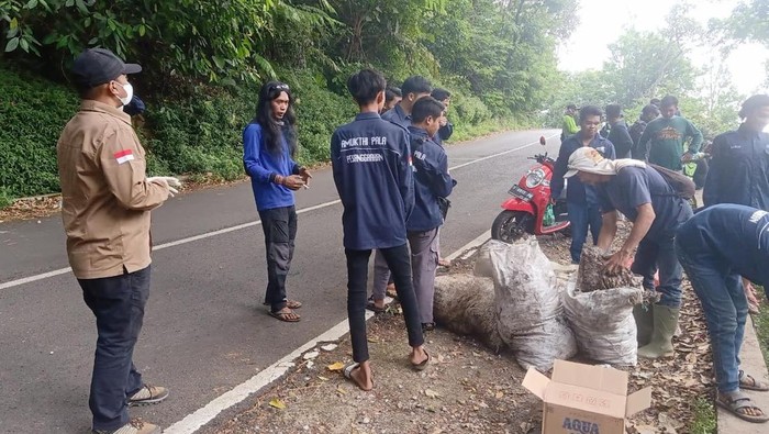 Pembersihan sampah di jalur Pacet-Cangar
