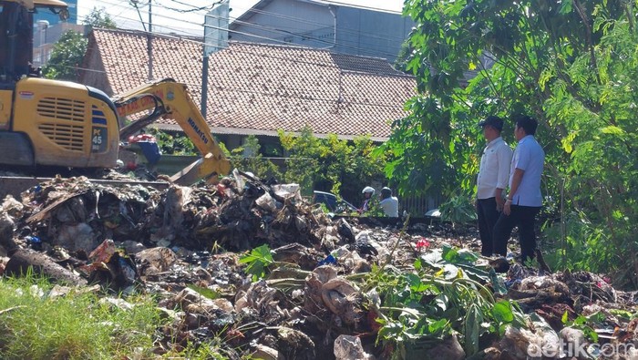 Pembersihan TPS liar di Desa Kertawinangun, Kabupaten Cirebon.