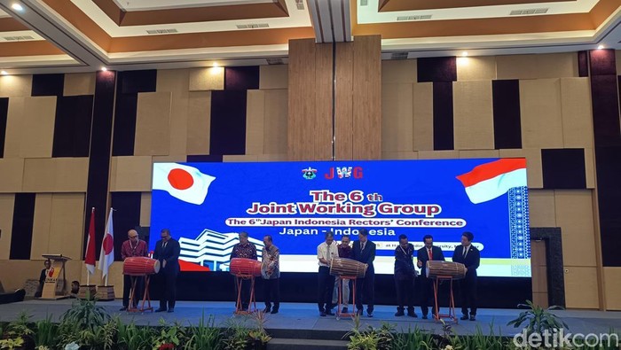 Pembukaan The 6th Japan–Indonesia Joint Working Group (JWG) and Presidential Forum 2025 di Unhas.