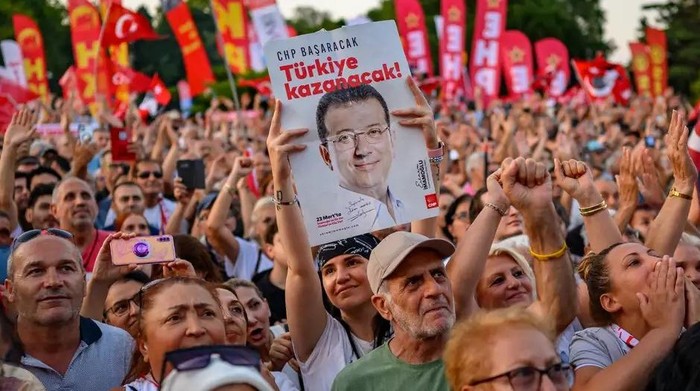 Pemerintah Turki terus menekan kebebasan media dan pers dengan melarang dua stasiun televisi yang berafiliasi dengan oposisi untuk bersiaran selama sepuluh hari. Foto: Yasin Akgul/AFP/Getty Images
