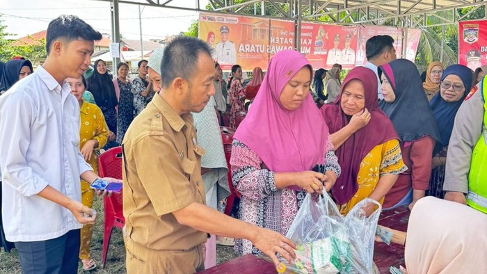 Pemkab Muratara menggelar operasi pasar murah di seluruh kecamatan.