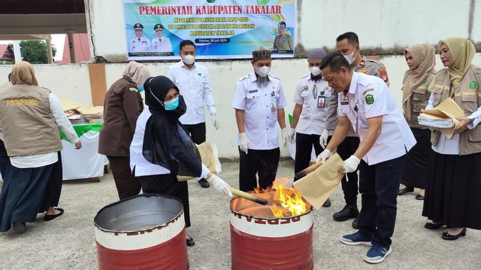 Pemusnahan arsip Pemkab Takalar yang telah lewati masa retensi. Dokumen Istimewa