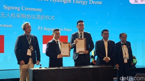 Penandatanganan kerjasama pengembangan EV dalam acara Periklindo Electric Vehicle Conference di Intercontinental Bali Resort, Jimbaran, Badung. Kamis (10/7/2025).