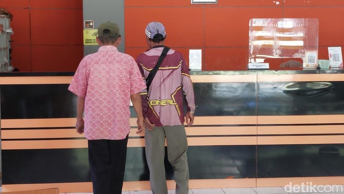 Rudi dan Agus saat mencairkan BSU di Kantor Pos cabang Sumber, Kamis (10/7/2025).