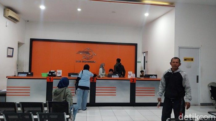 Suasana kantor pos cabang Majalengka saat pencairan BSU