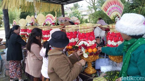 Pentas budaya salah satunya Parade Gebogan di The Blooms Garden untuk meningkatkan kunjungan wisatawan di Perkumpulan DTW Ulun Danu Beratan.