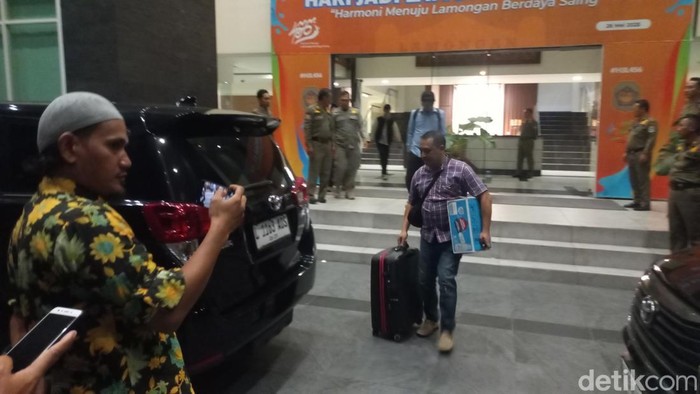 Penyidik KPK keluar dari gedung Pemkab Lamongan membawa koper besar. Ada 6 saksi diperiksa hari ini.