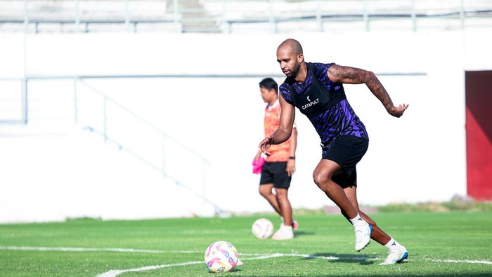 Persik rekrut Lucas Gama