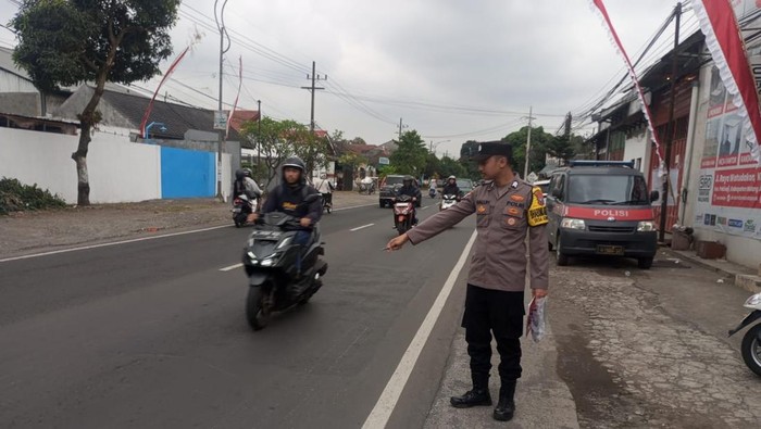 Petugas saat melakukan olah TKP jambret di Malang