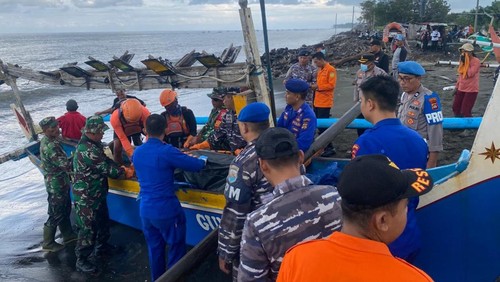 Petugas SAR Gabungan mengevakuasi satu jenazah diduga korban KMP Tunu di perairan Pebuahan, Desa Banyubiru, Kecamatan Negara, Kabupaten Jembrana, Kamis (10/7/2025). (Istimewa)