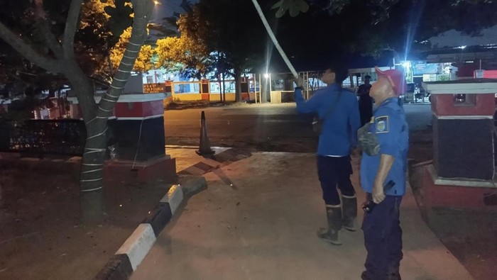 Petugas tengah melakukan penanganan.