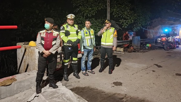 Pihak kepolisian bersama stakeholder terkait saat meninjau jembatan Muara Lawai, Lahat