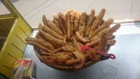 Di Cilincing, Jakarta Utara, kamu akan menemukan Pisang Goreng Tanduk SULTAN crispy. Harganya Rp 5.000 per potong dan bisa disajikan dengan topping cokelat keju. Foto: Google Review/Sutrisno Trisno