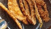 Pisang goreng di Pisang Goreng Tanduk Sukabumi Mak Banana Top Enak harganya Rp 2.500 per potong. Ukurannya panjang, agak tipis, dan teksturnya renyah. Foto: Google Review/Pisang Goreng Tanduk Sukabumi Mak Banana Top Enak