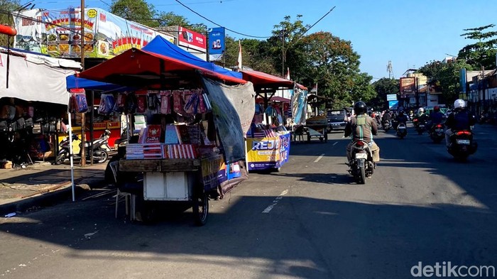 PKL dan angkot ngetem di sekitaran trotoar Lapangan Tegalega