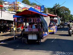 PKL Kuasai Trotoar Jalan Otista Bandung, Pengendara Cuma Elus Dada