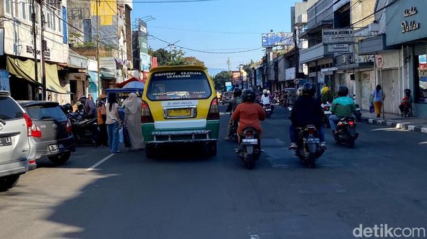 PKL dan angkot ngetem di sekitaran trotoar Lapangan Tegalega